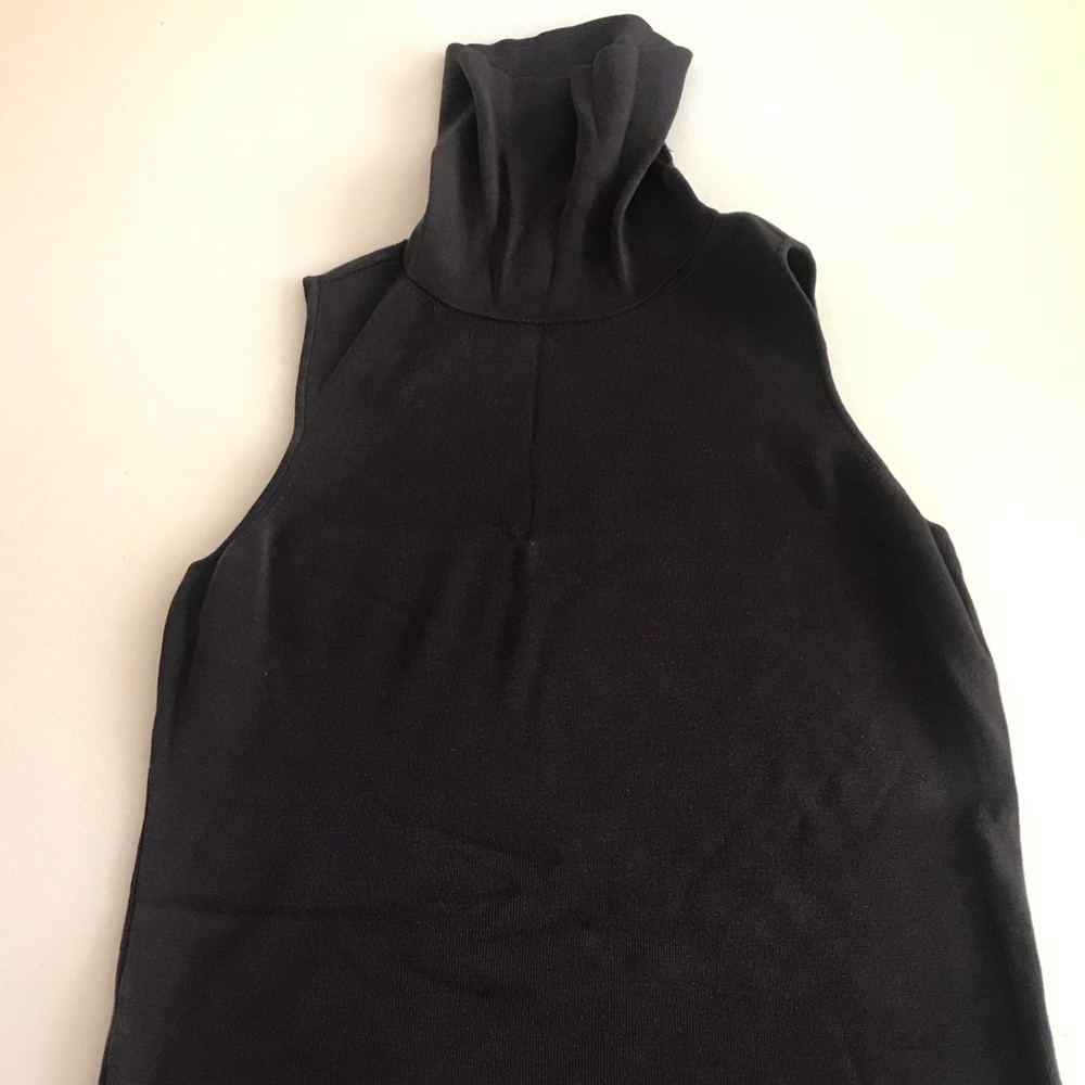 Sleeveless turtleneck